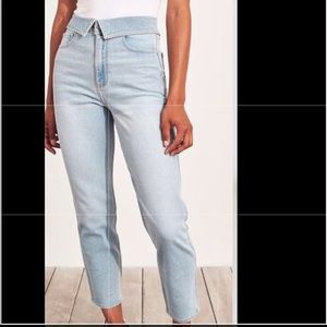 Hollister Ultra High-Rise Mom Jean Vintage Strch